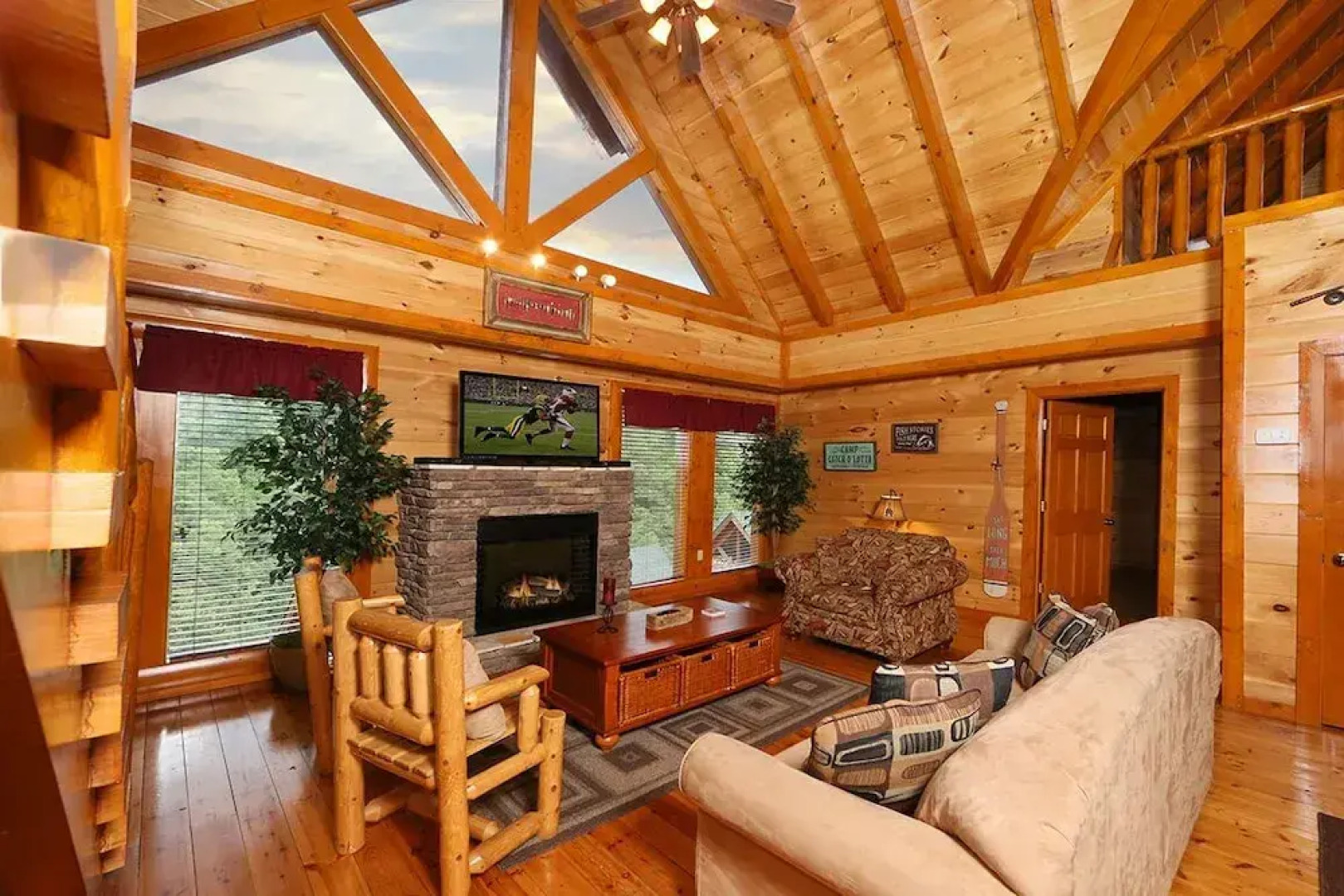 Mountain Movie Inn - Six Bedroom Cabin