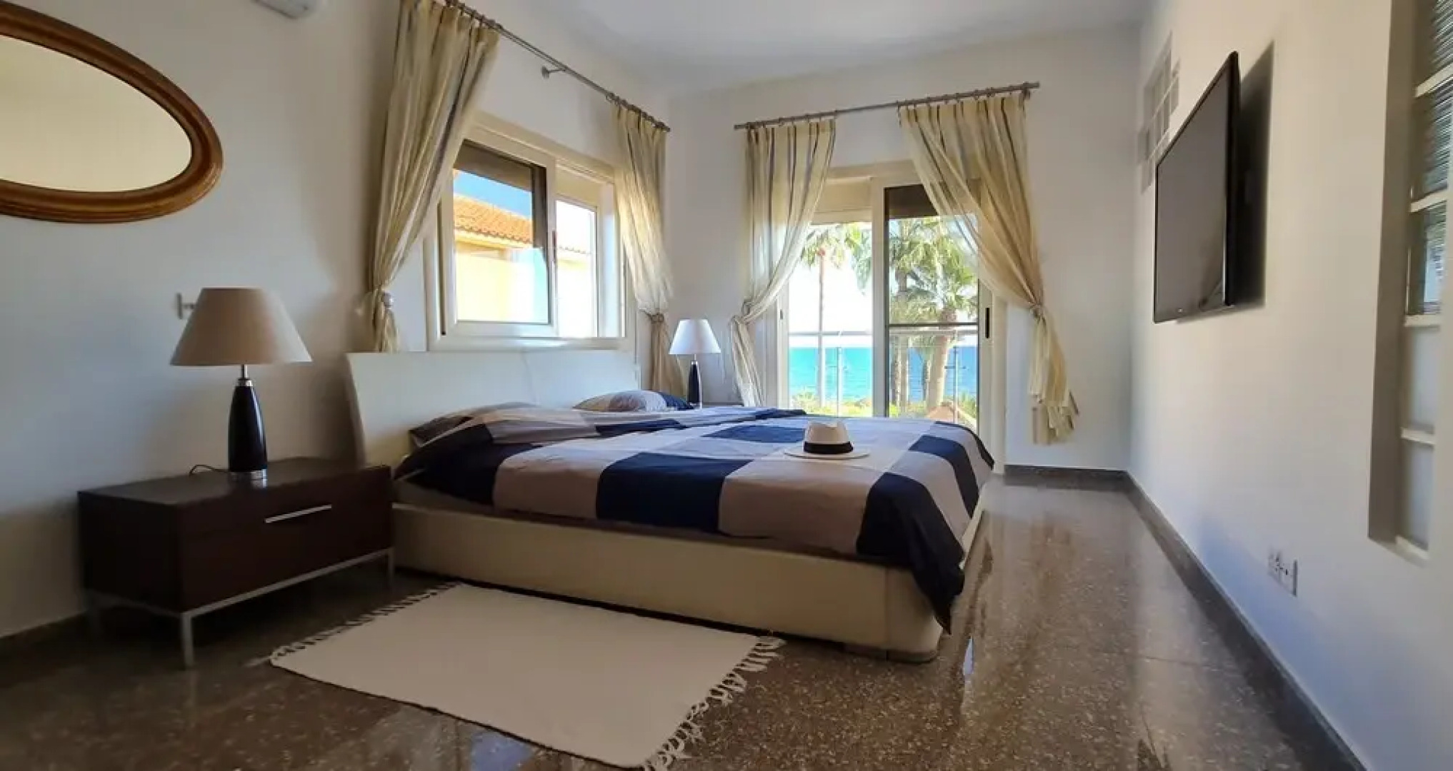 Stunning 5-bed Beach Front Villa, Private Beach