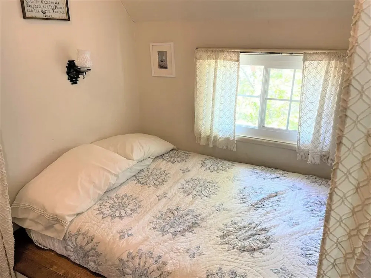 Near Lake Plus View 2 Bedroom Home by RedAwning