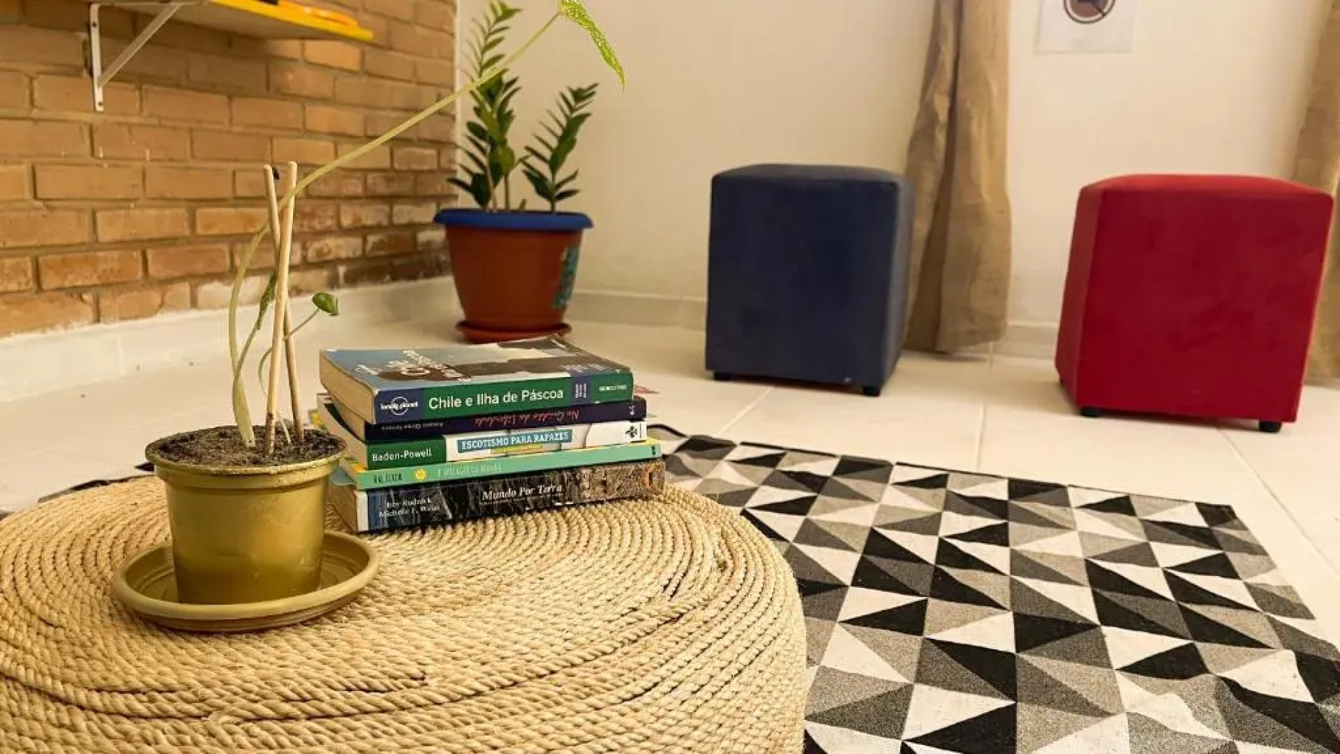 Pousada Hostel São Jorge ------Quartos priv com ar condicionado Liberado das 20h as 08 30hs 1 minuto a pé da praia