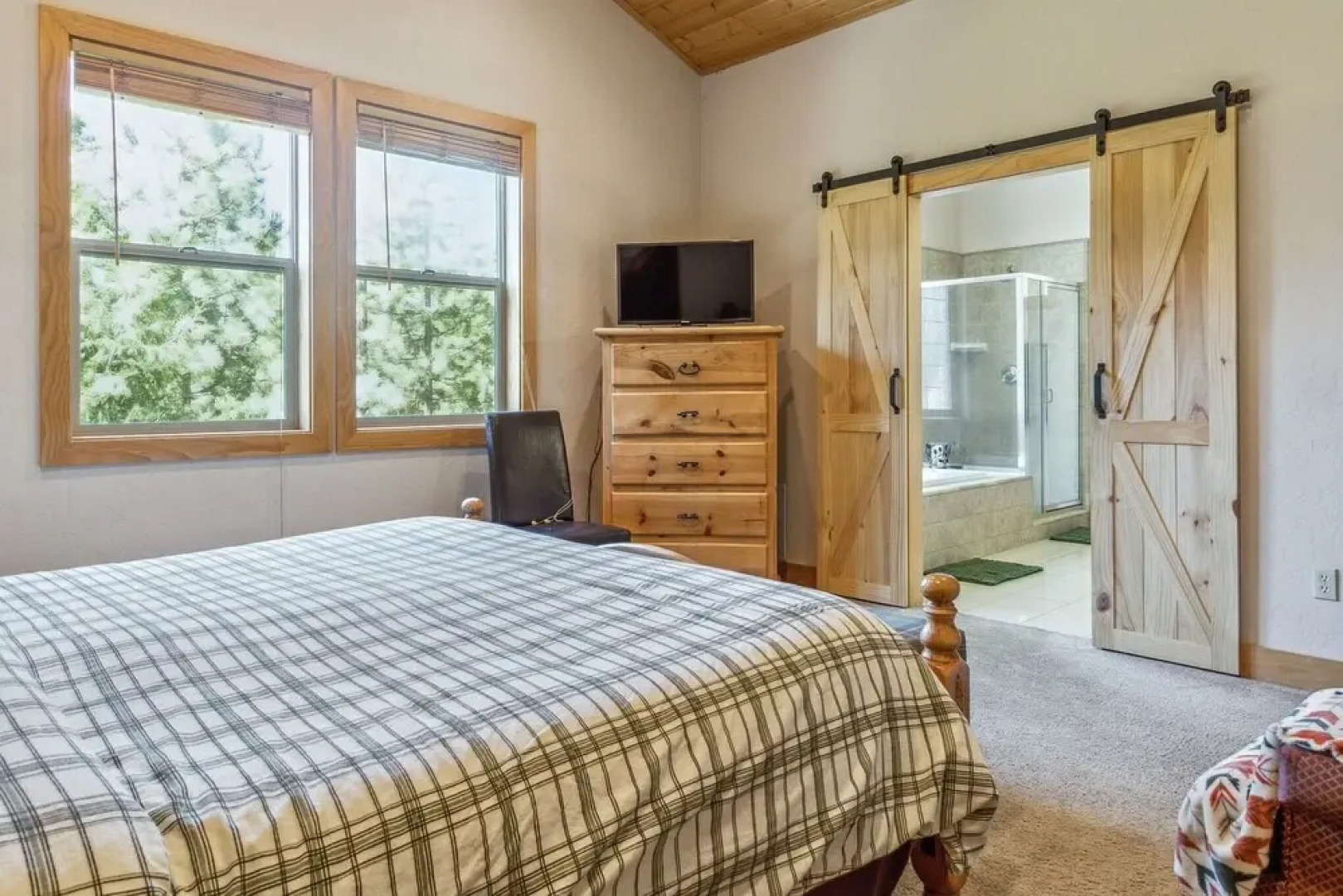 Dog Friendly Summer Vacation Hub Near Town 4 Bedroom Home by Redawning