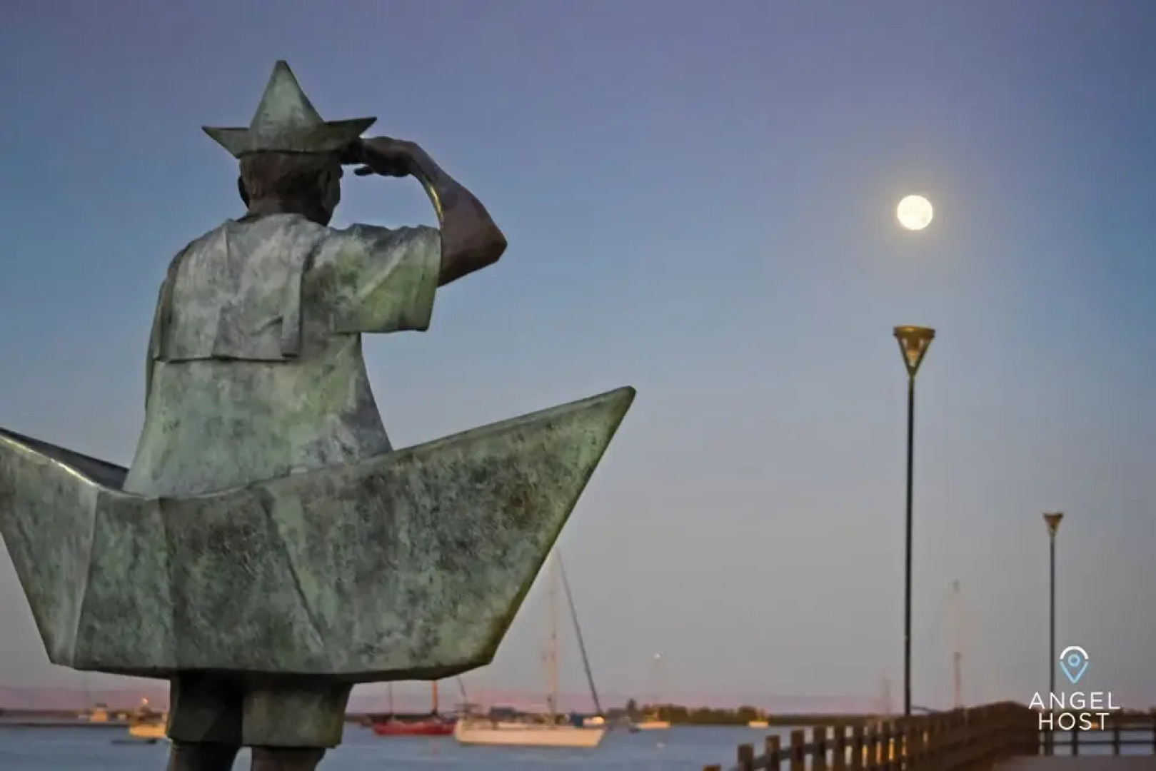 Colorful Zen APTs 2 Blocks to the Beach