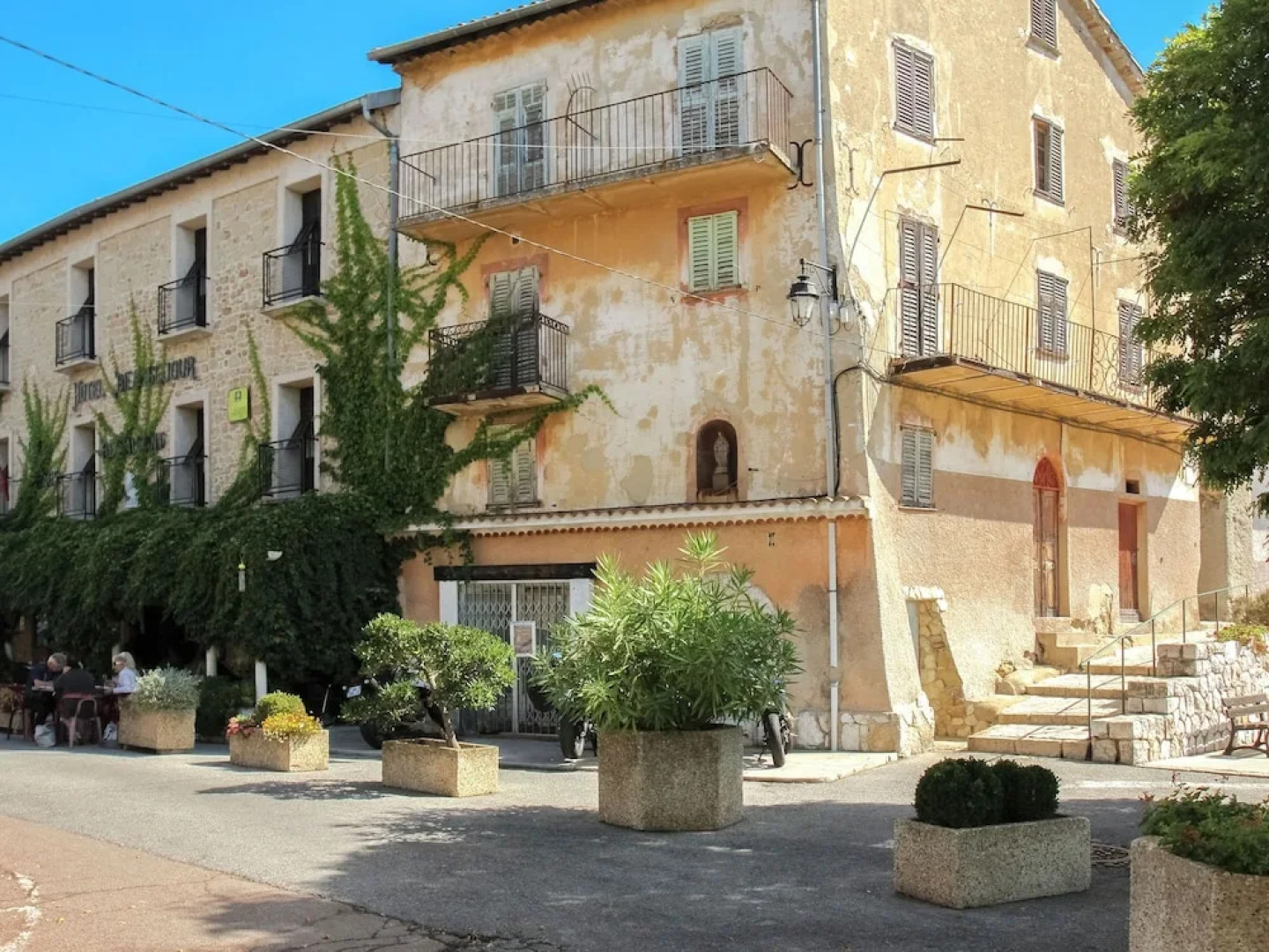 Snug Holiday Home With Terrace, Garden, Garden Furniture