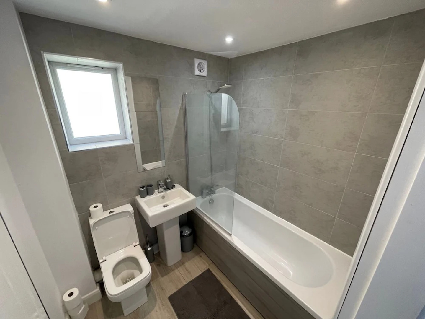 3 Bedroom New House with WiFi