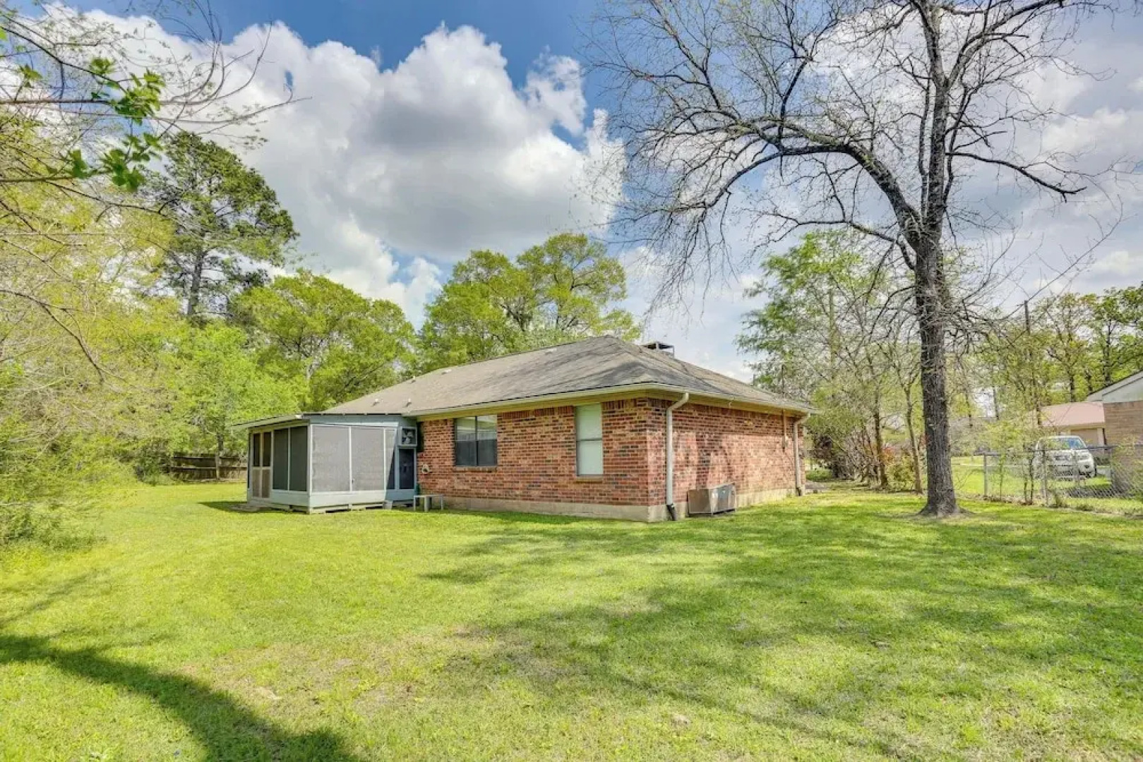 6 Mi to Ellen Trout Zoo: Family Home w/ Yard!