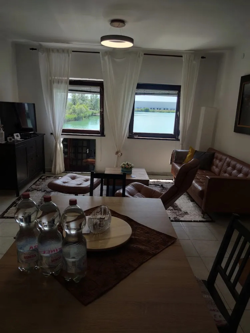 Romantic Lakeside Retreat - Nature, Sport, Near Bp