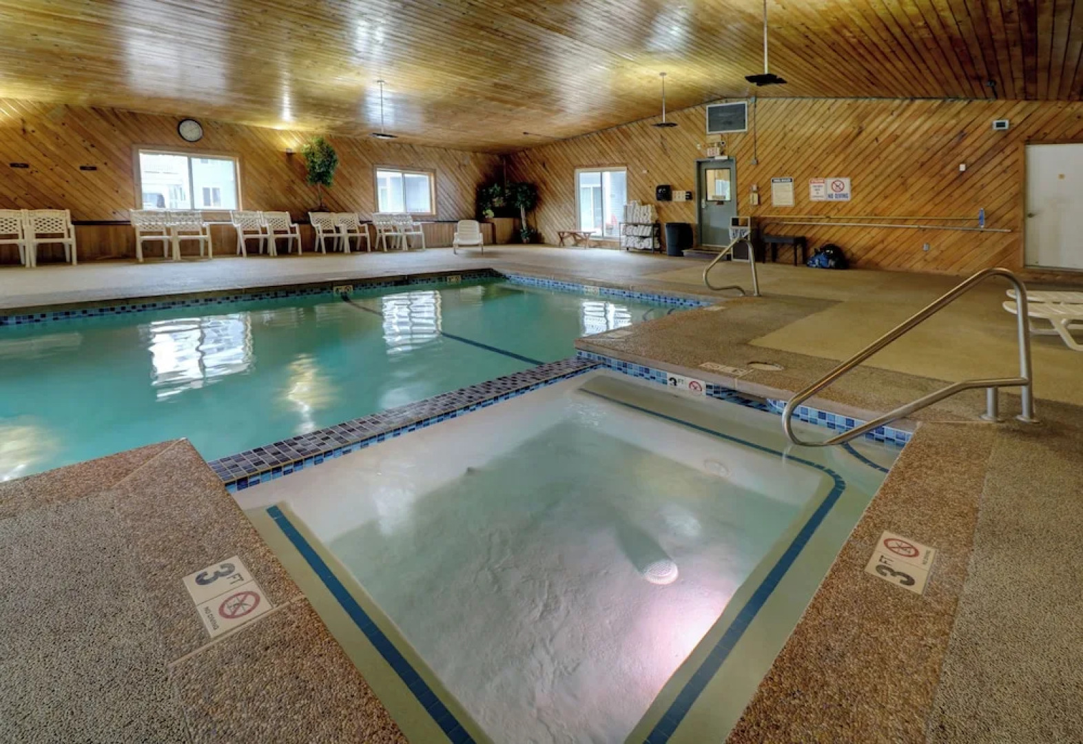 Econo Lodge Inn & Suites