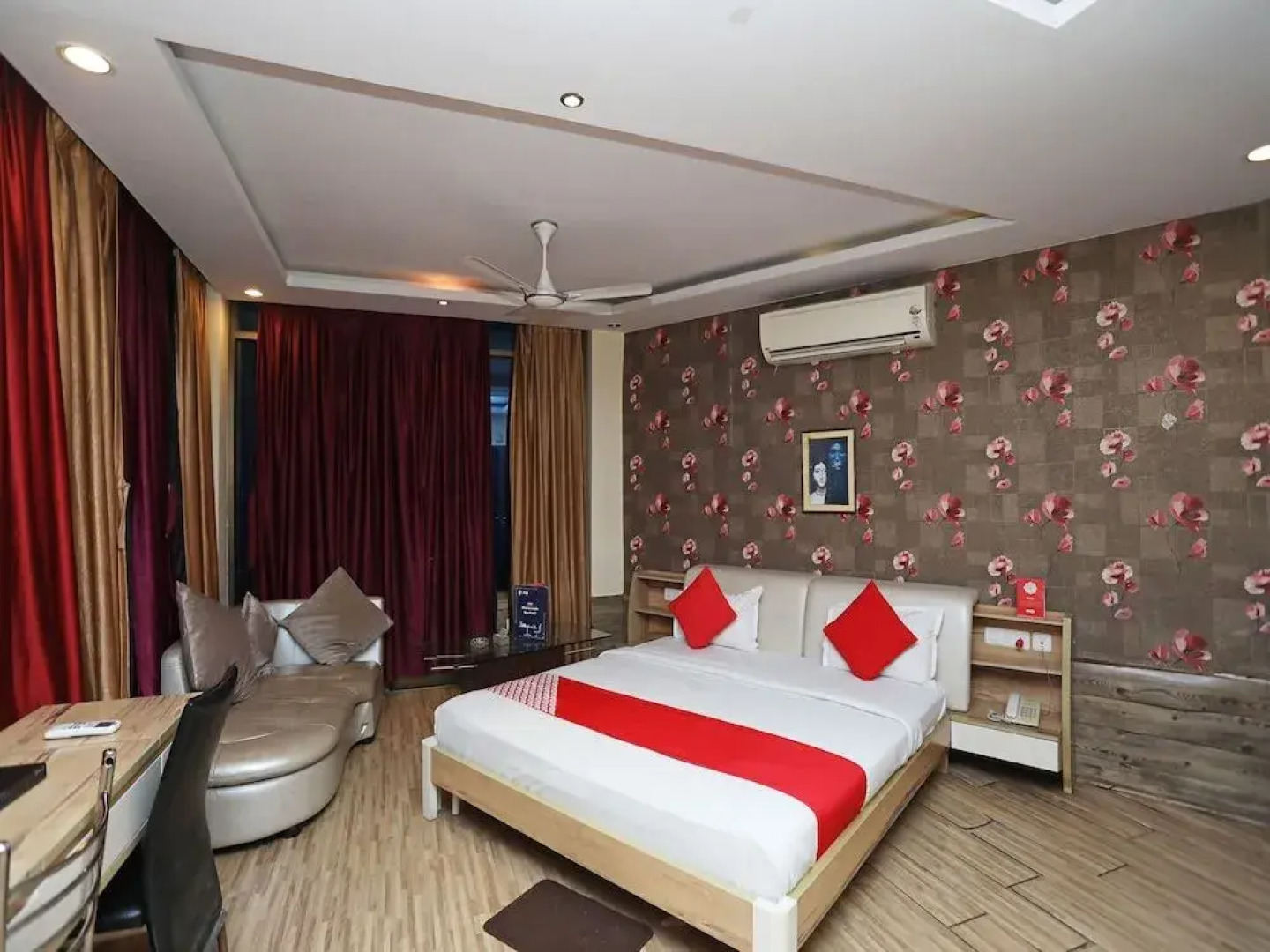 OYO 28439 Skylark Hotel