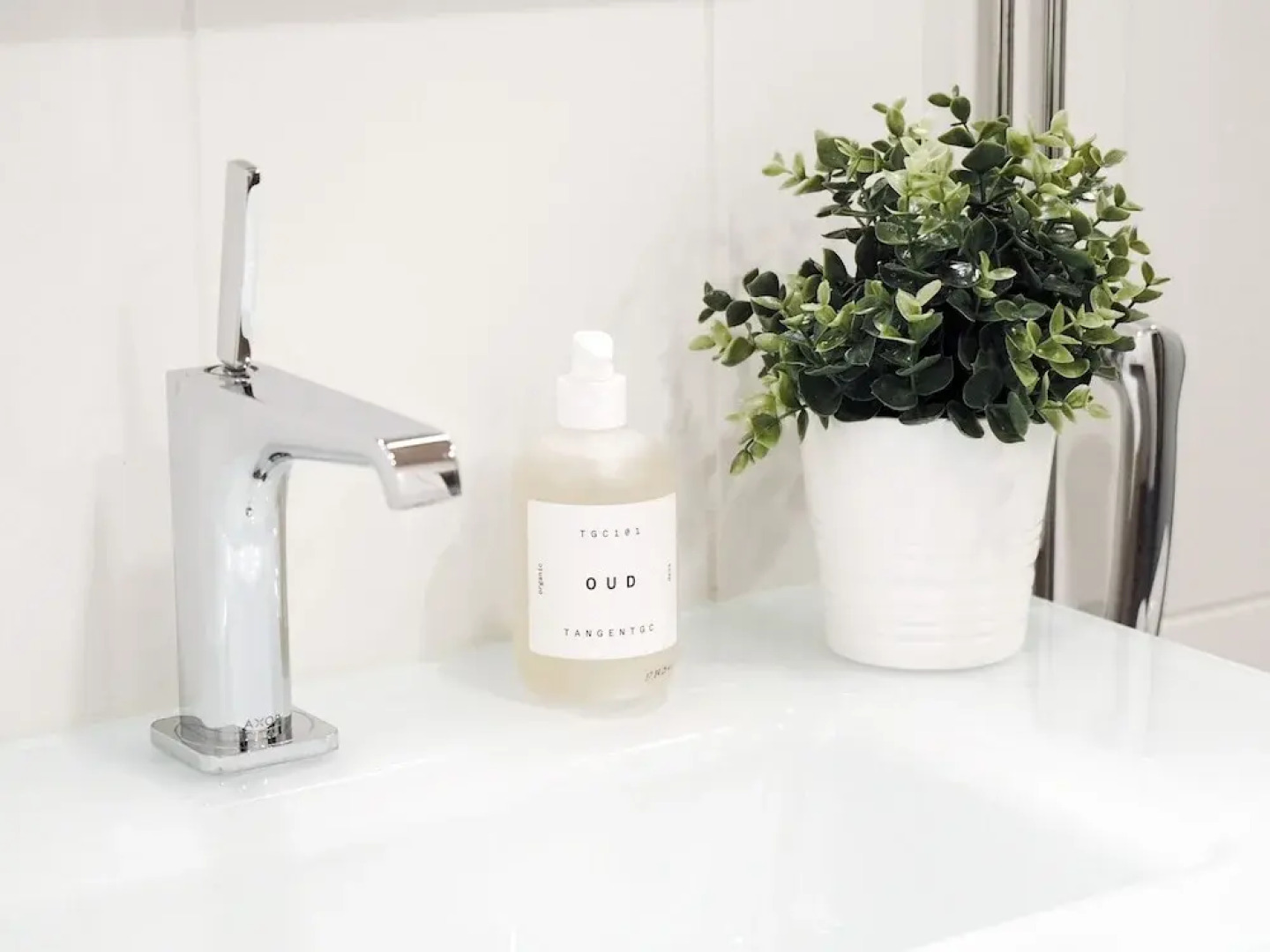 Modern 1BR Apt with Sauna, Balcony & Free Parking