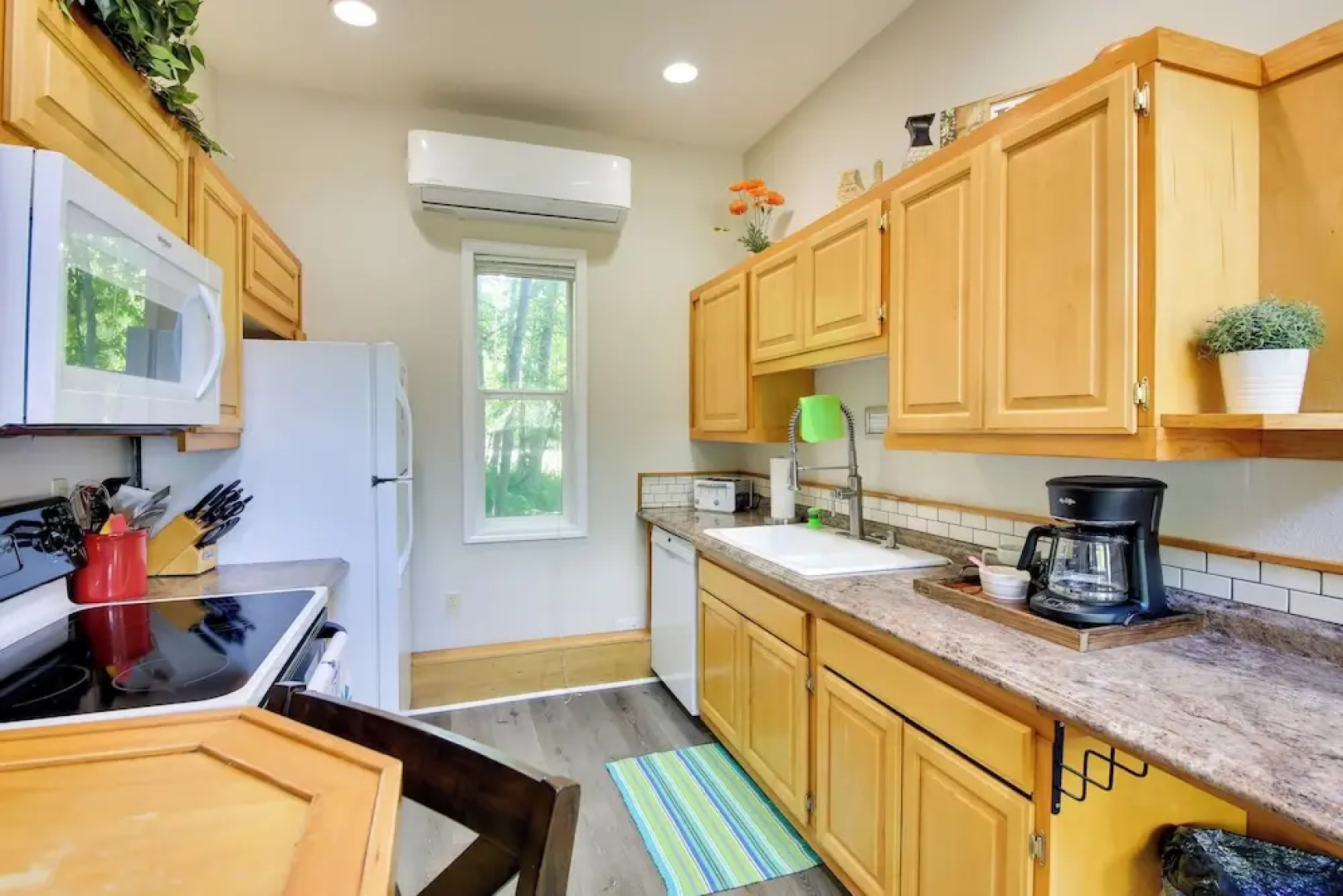 ~14 Mi to Schweitzer Mtn: Lakefront Home