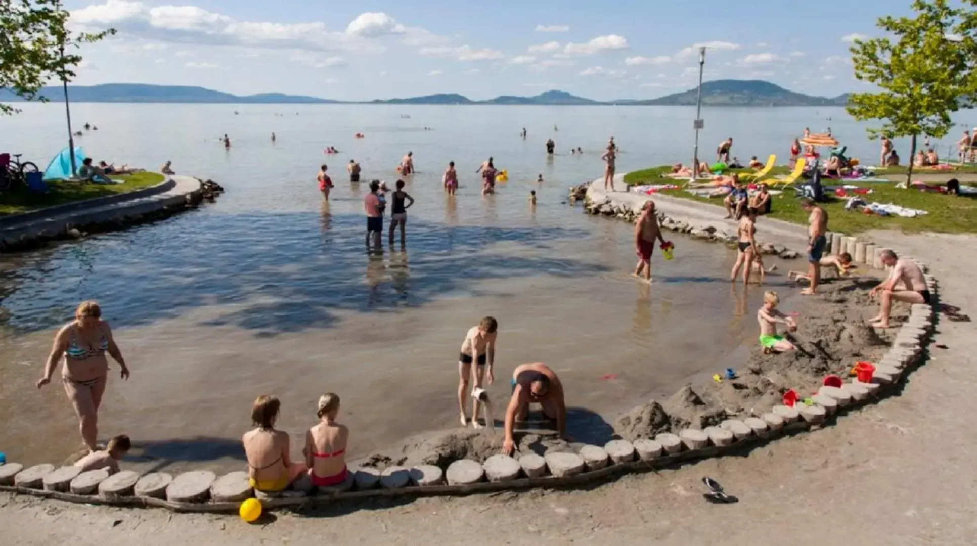 14 férőhelyes ház saját stéggel, játszótérrel Balatonfenyvesen vízparti utcában