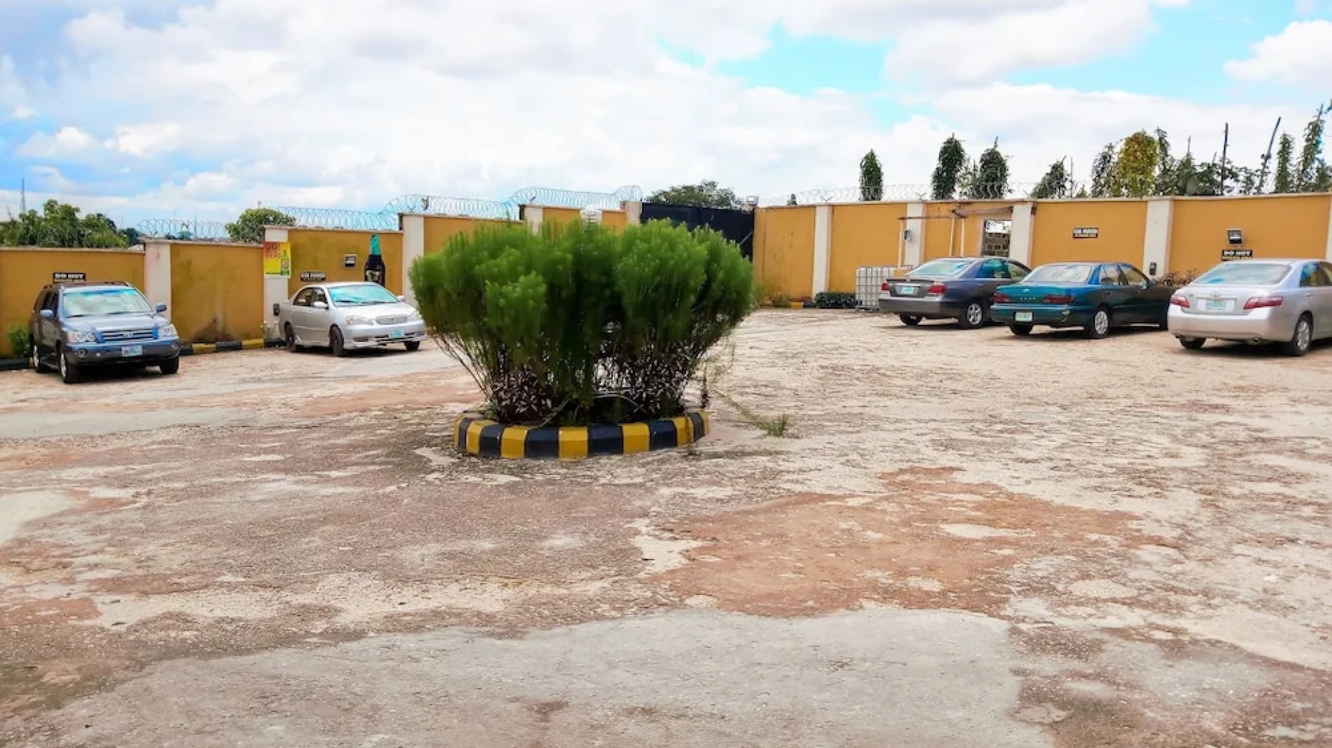 De Royal Legacy Hotel and Suites