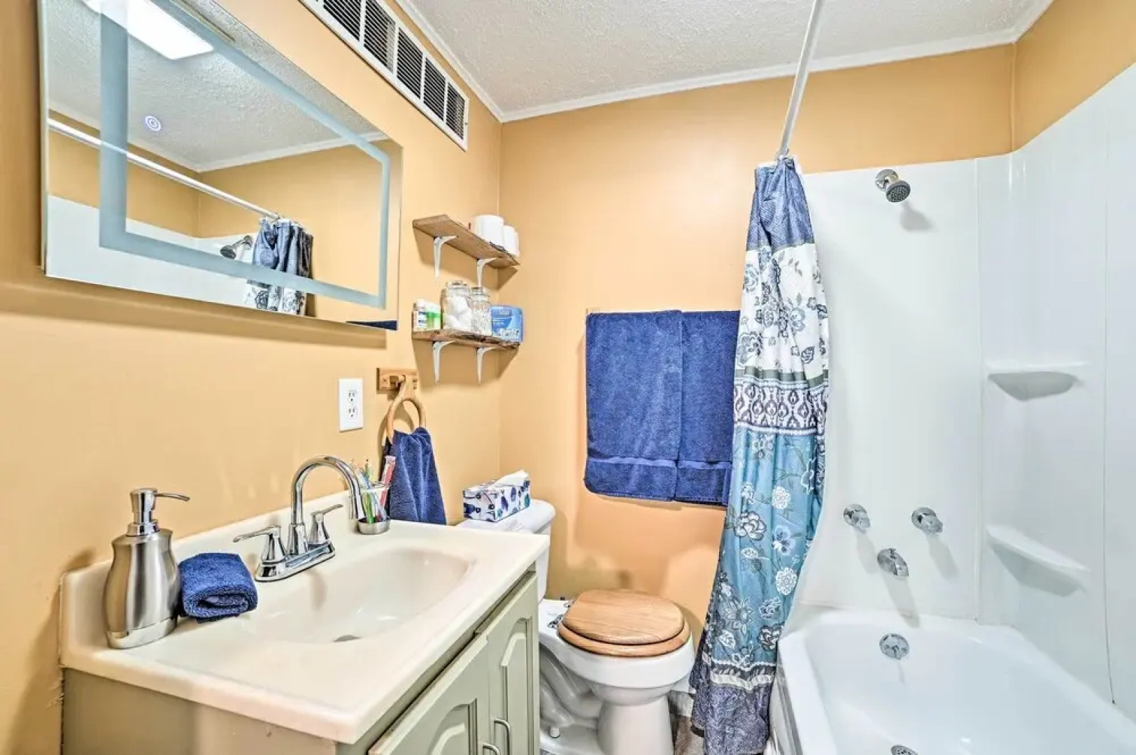 Quaint Frederic Home: Ski, Boat + Hike Nearby