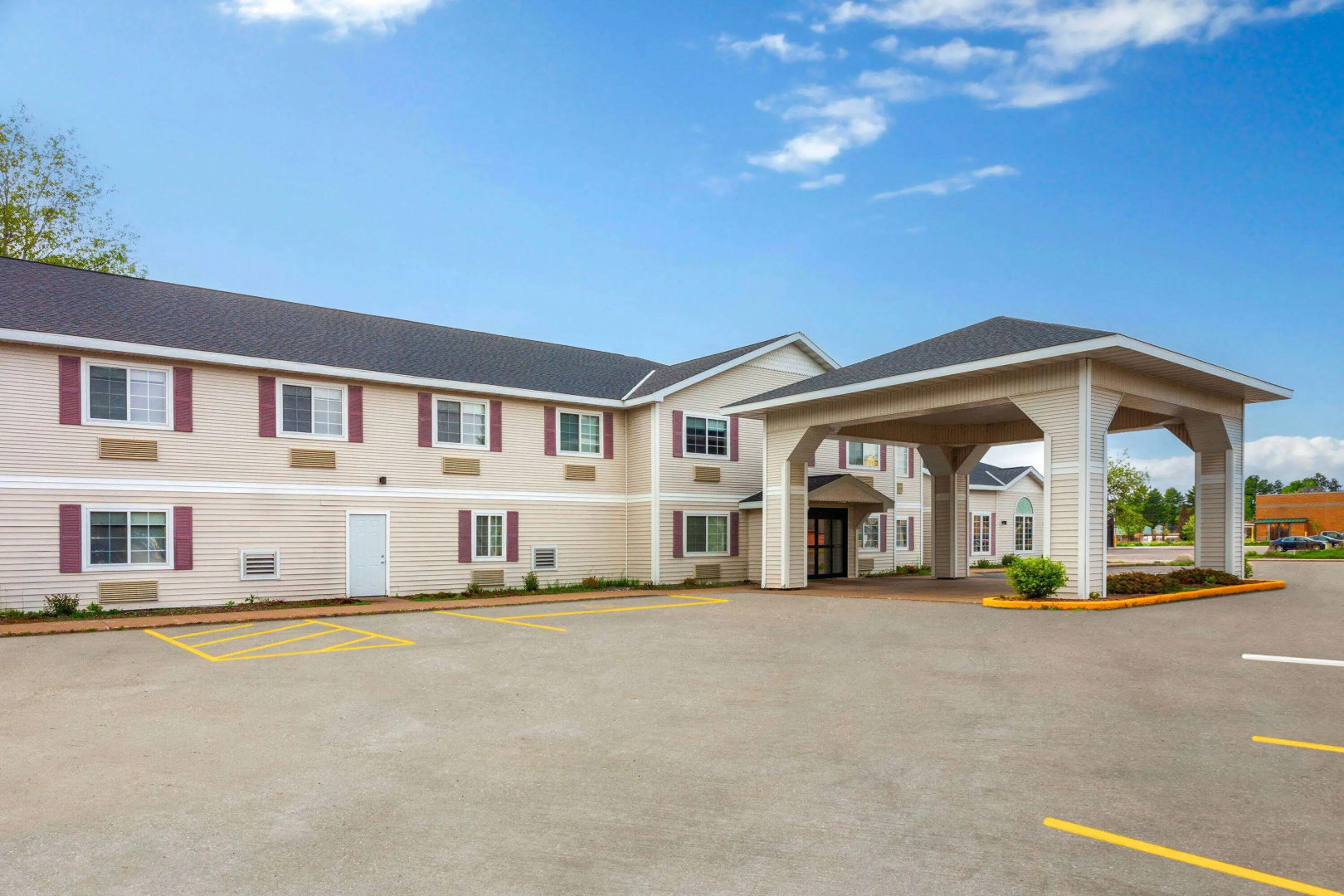 AmericInn by Wyndham Eagle River Downtown