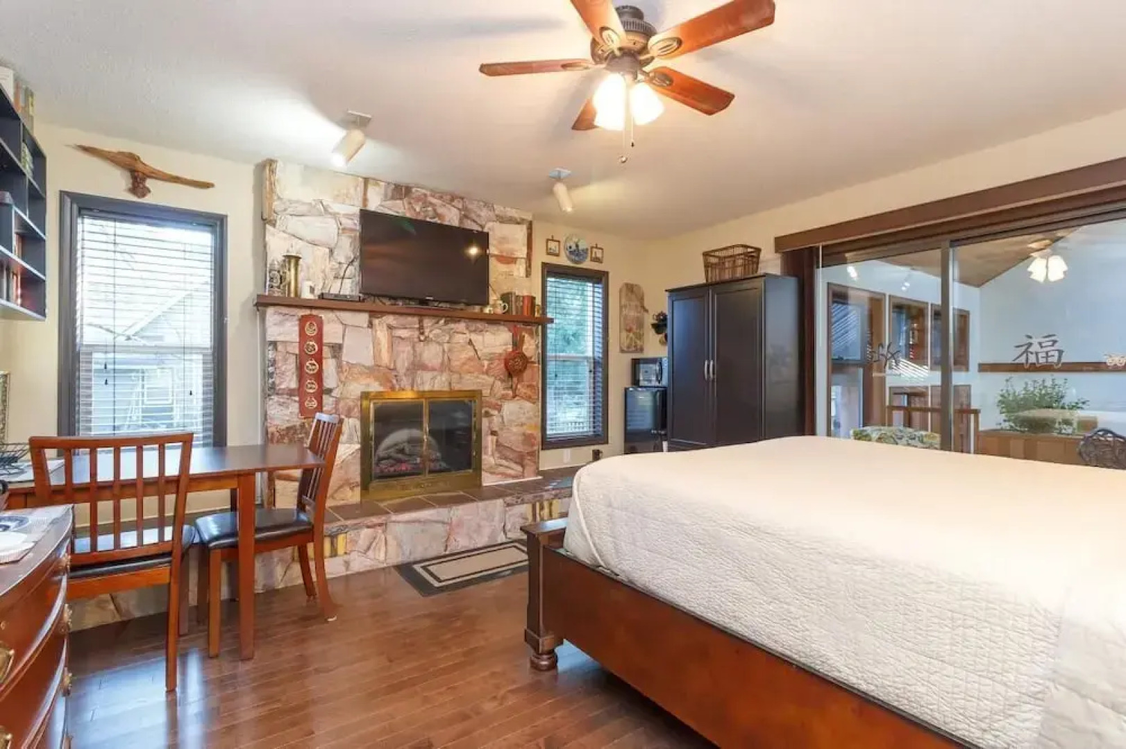 Cole's Bay Vacation Retreat Library Room