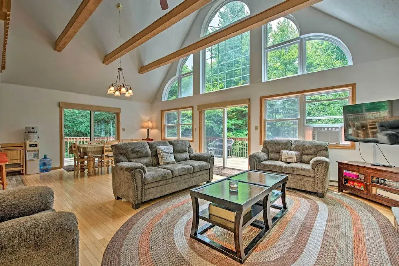 Lakeside Camelot Chalet: 3 Mi to Jack Frost Skiing