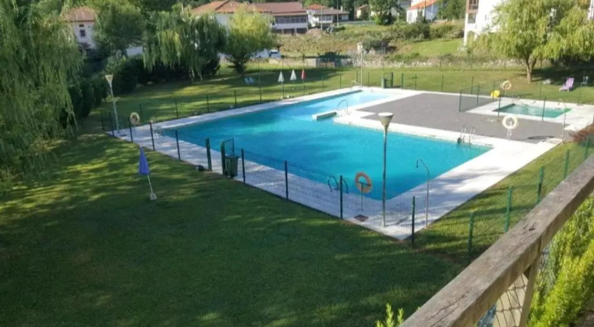 Chalet adosado con piscina en plena naturaleza