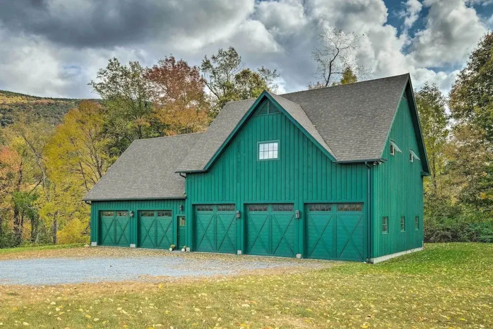 Luxe 'green Barn' Near Skiing w/ Mt Equinox Views!