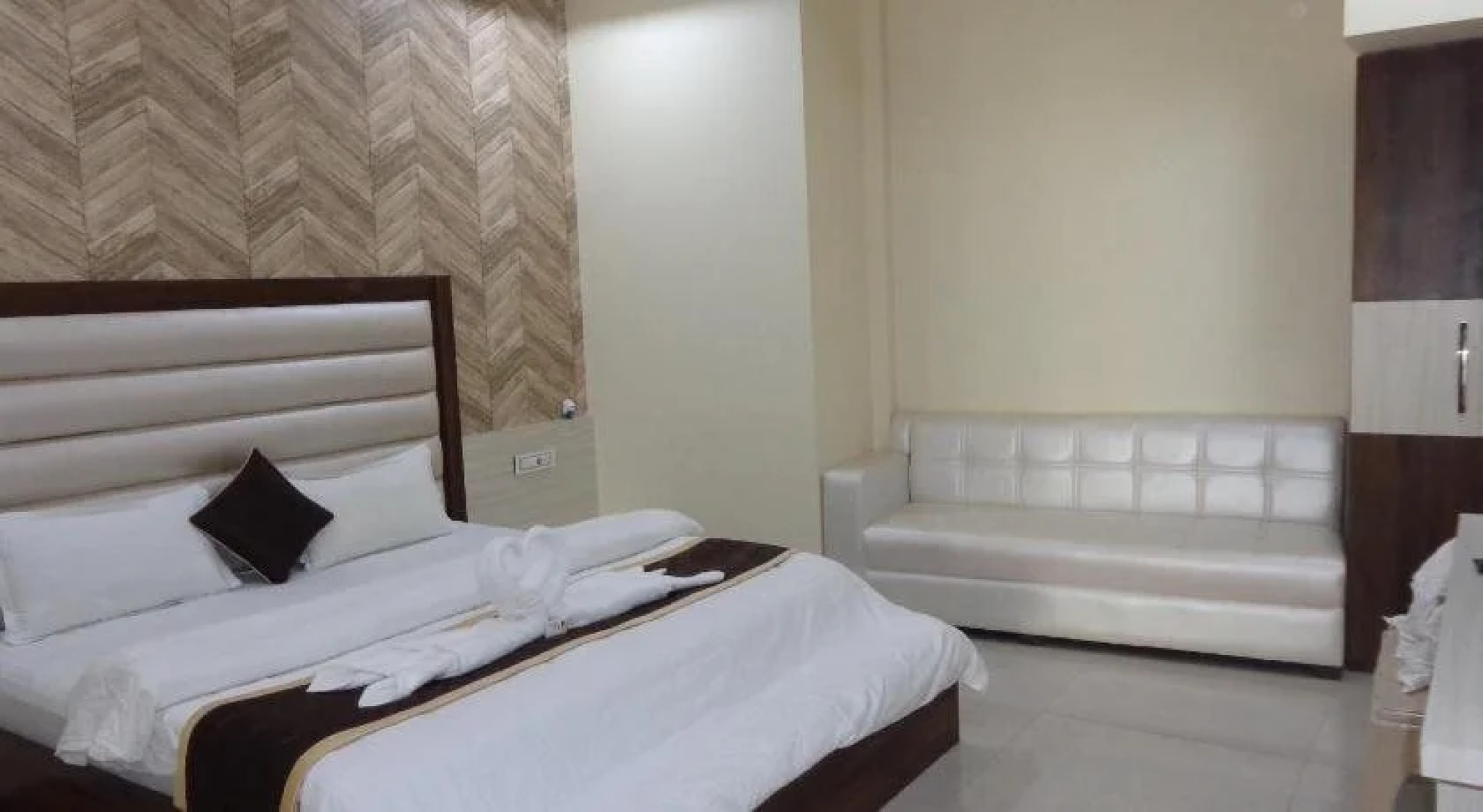 Hotel Prakshi Palace