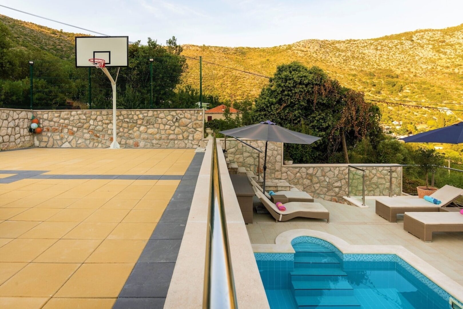 Holiday Home with Private heated Pool, Sea view & Basketball Court