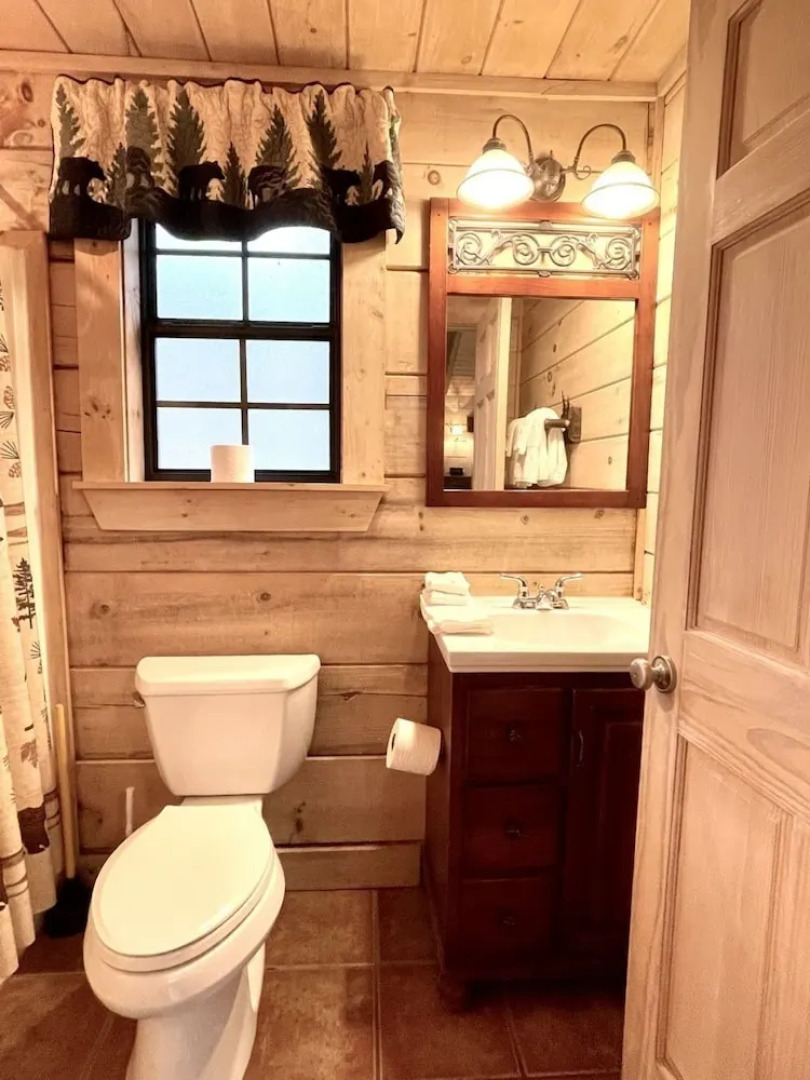 Perfectly private! Hot tub, king sized bed, grill, washer/dryer, and motorcycle friendly! Studio Cabin by RedAwning