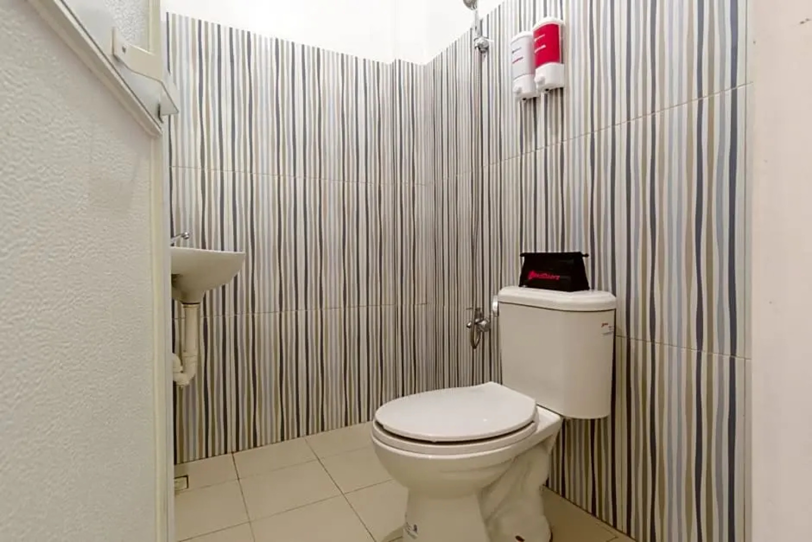 RedDoorz @ Prince JB Beach Resort Zambales - Vaccinated Staff