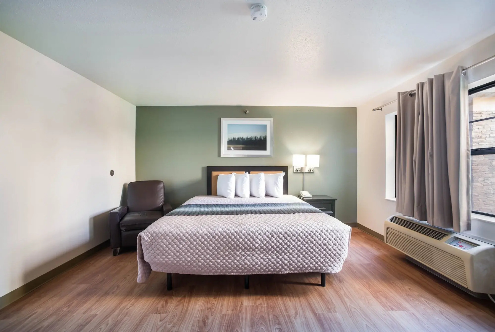 HomeTowne Studios by Red Roof St. Louis - Airport/ N Lindbergh