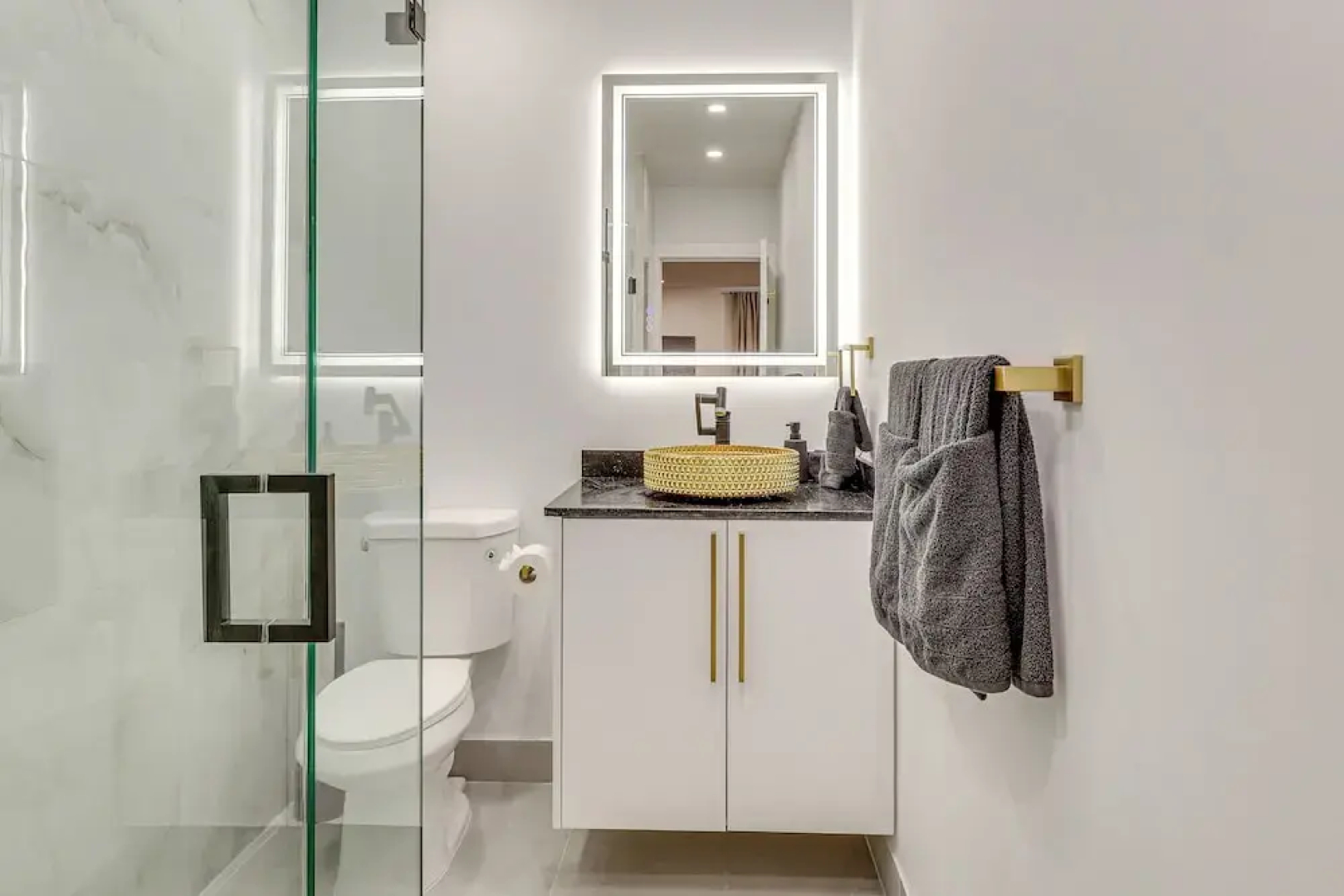 Walk to City Center: Modern Coral Springs Getaway