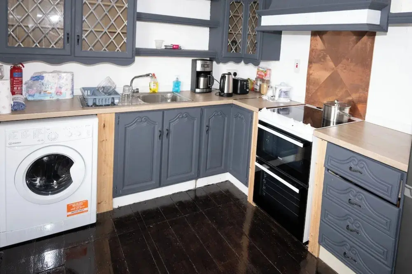 Quirky Apt - Sleeps 6 - Coastal Area - Parking