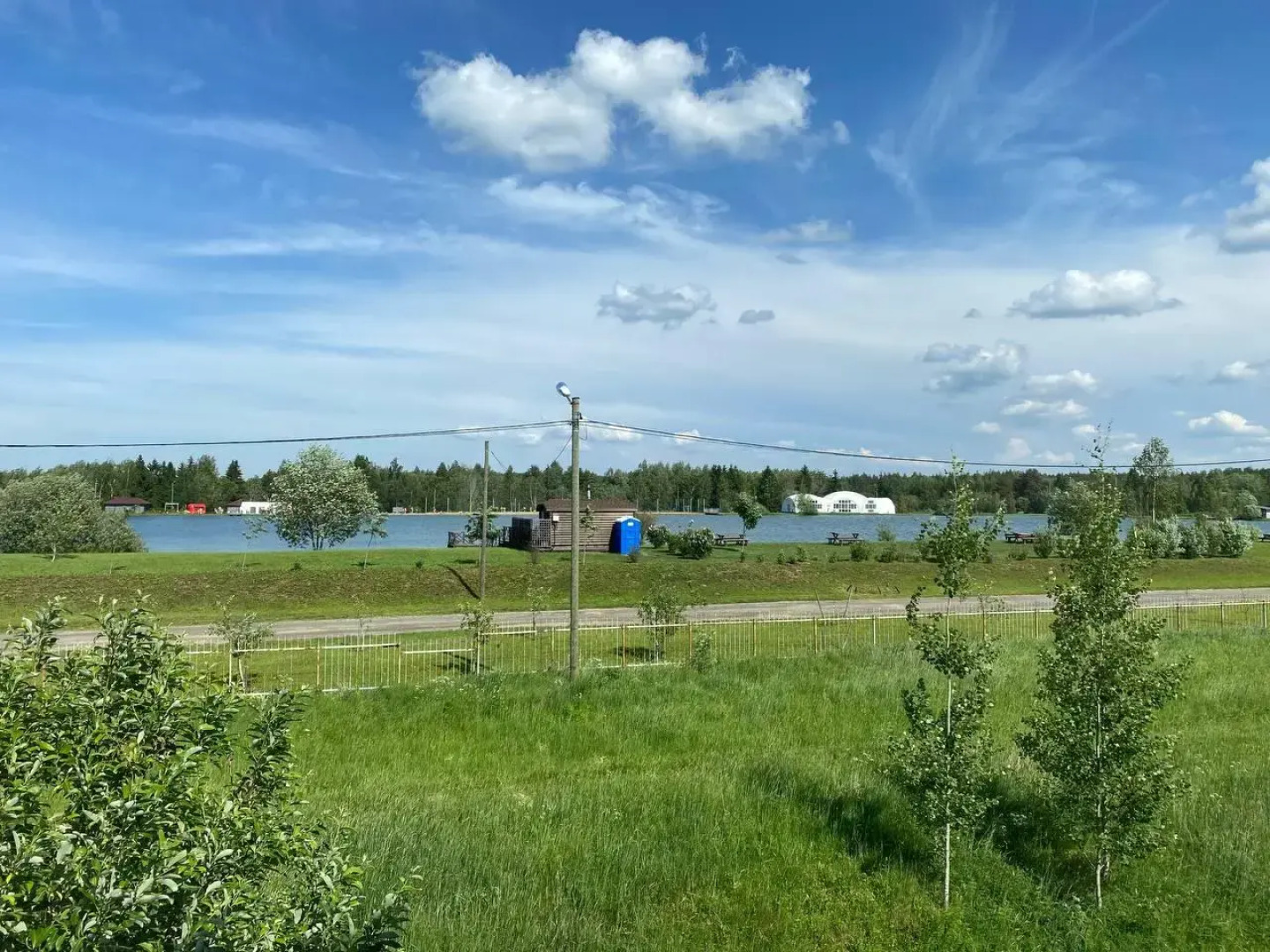 Дом у пруда