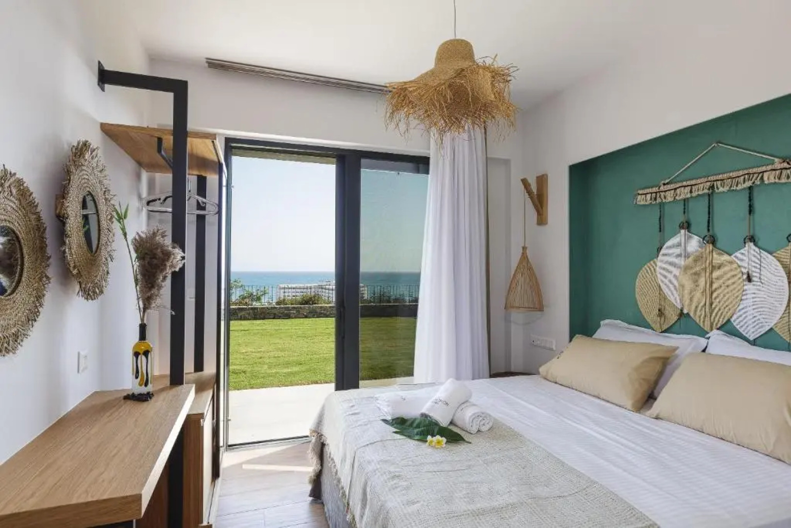 Bohemian Villas with Private Infinity Pool, Jacuzzi & Seaview, 15min from City Center