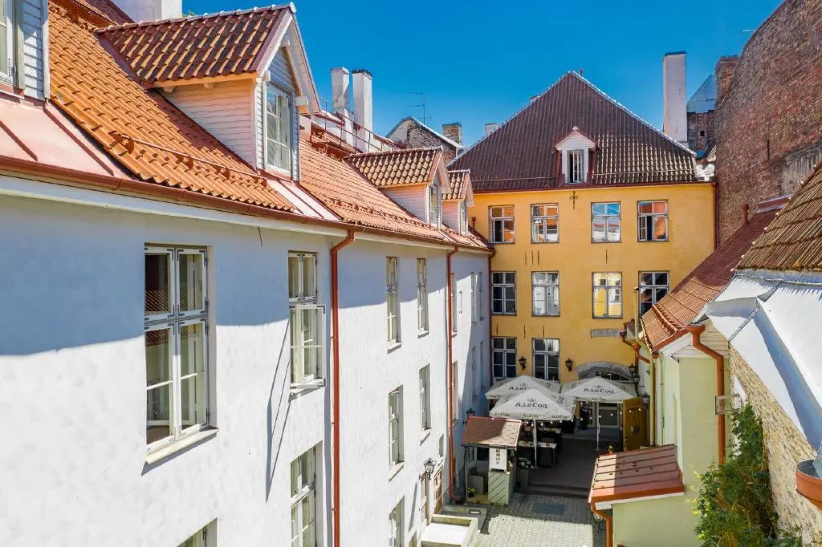 Отель Meriton Old Town Garden