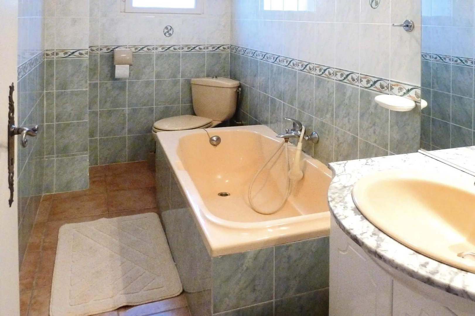 Country House With Private Terrace, Beaucaire