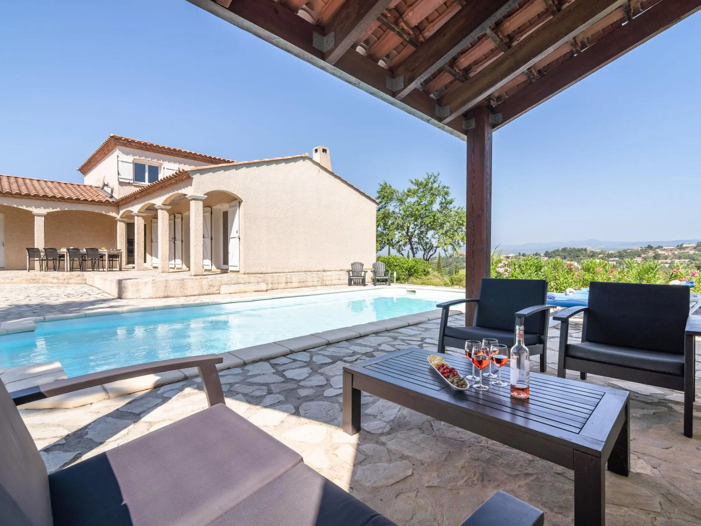 Luxurious villa with private swimming pool and beautiful view of Minervois