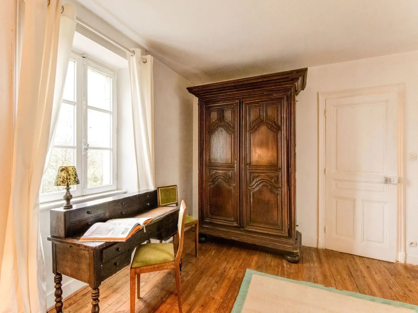 Pretty Holiday Home in Golleville with Private Garden