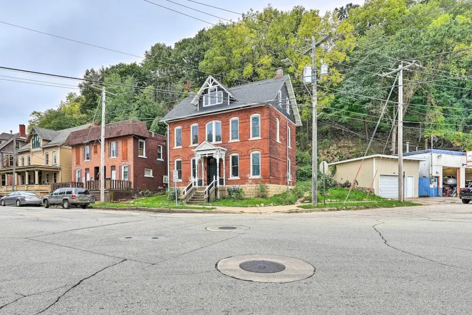 < 1 Mi to Downtown: Historic Dubuque Gem!