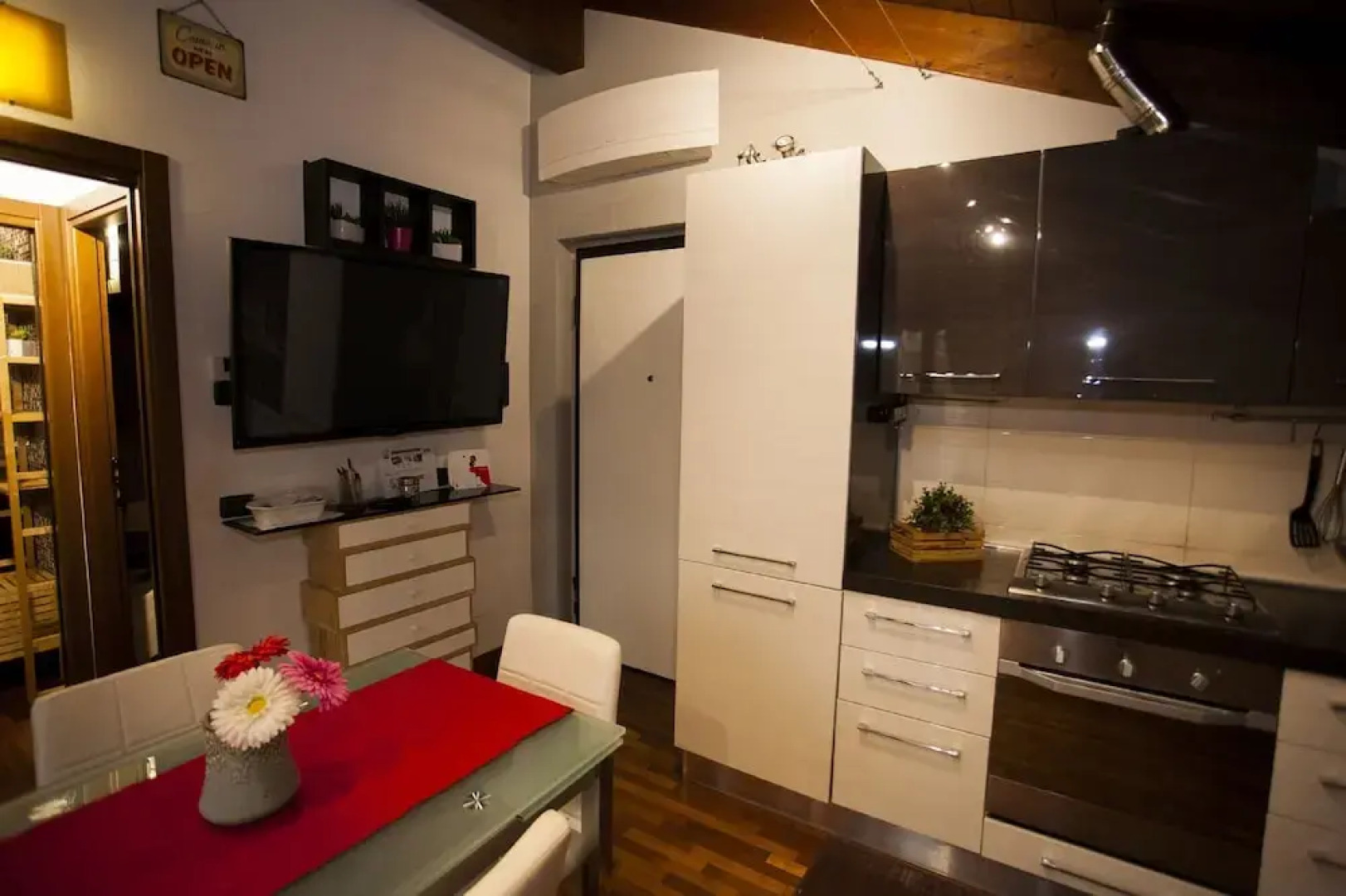 Bnbook - Train Station Loft