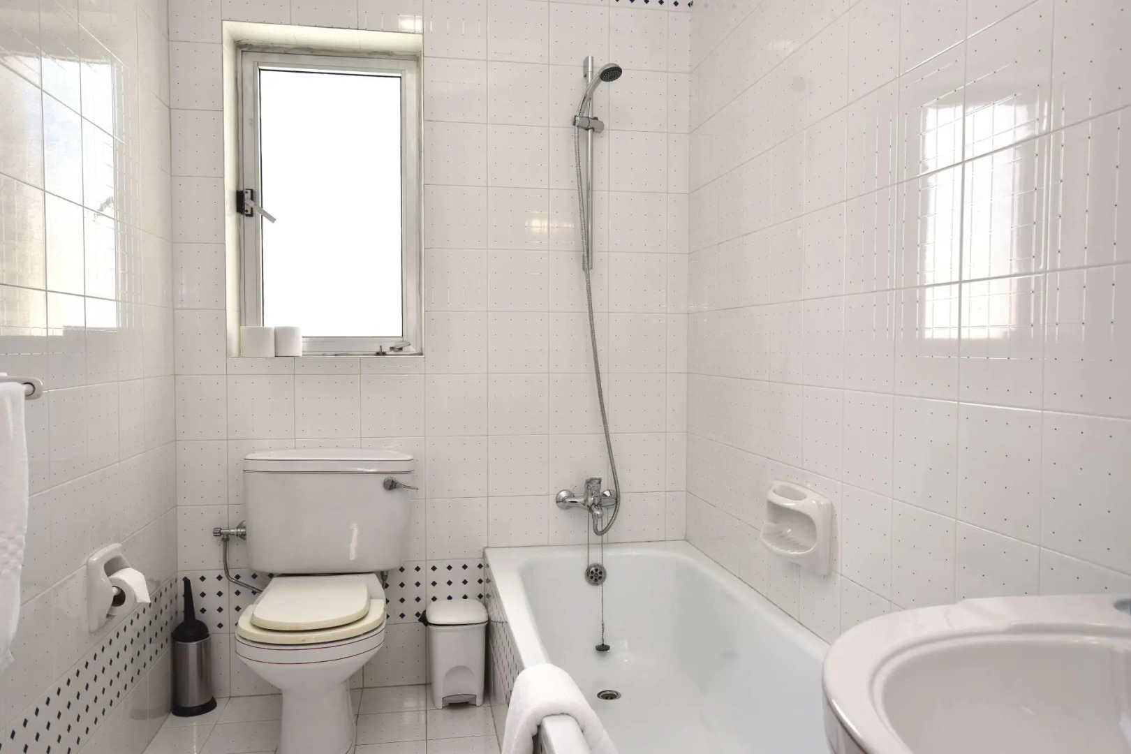 2 Bedroom, Bright & Central Top Floor Apartment - 5