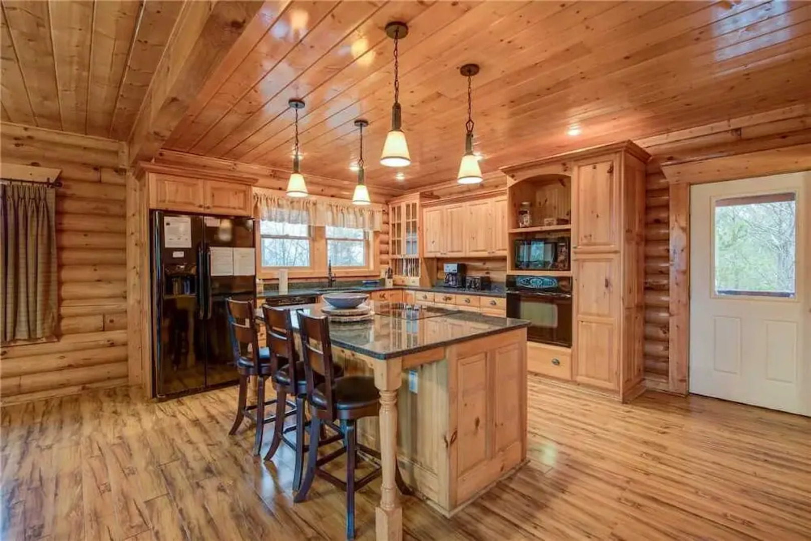 Dreamscapes 5 Bedroom Mountain View Home with Hot Tub