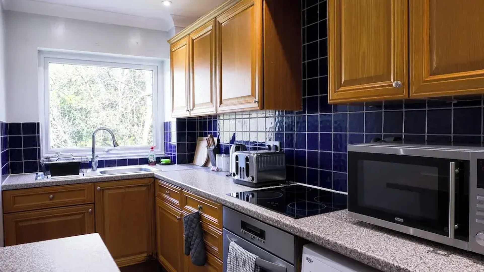 Apartmentsleeps3-balcony-valleyview-parking