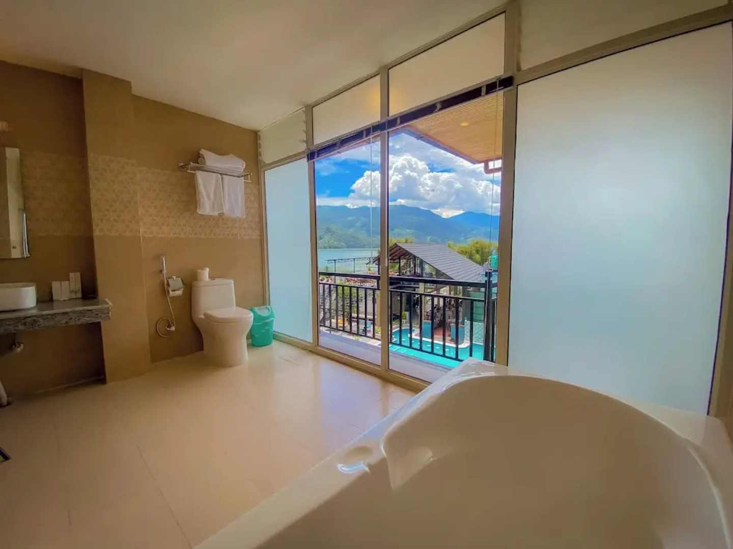 Majestic Lake Front Hotel & Suites