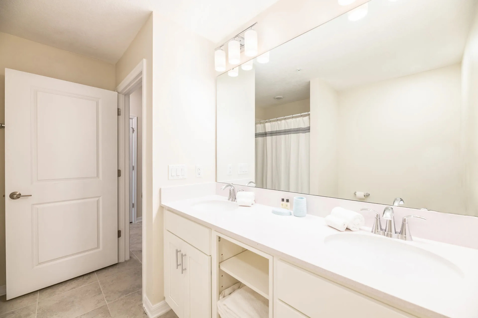 Charming condo with Mickey themed decorated bedroom near Disney