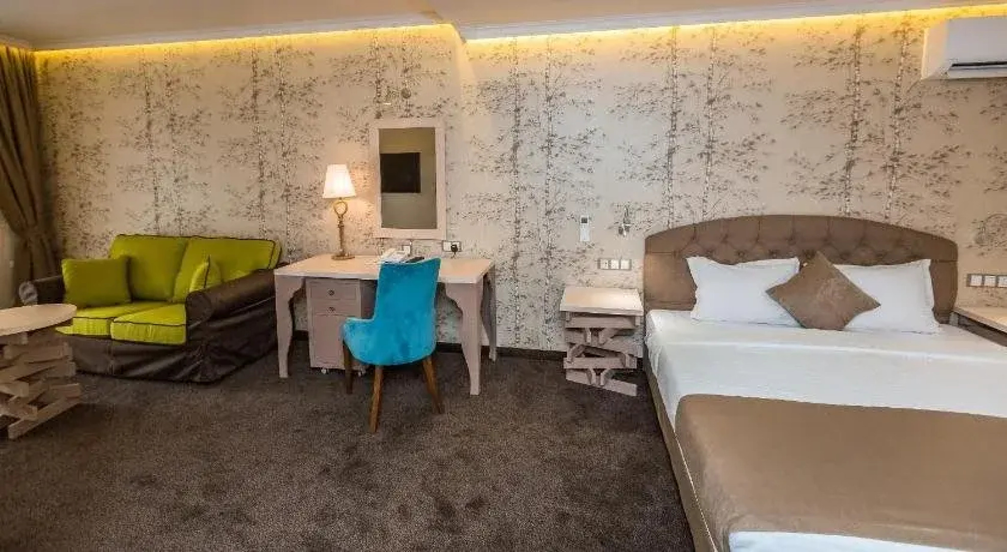 8 12 Art Guest House