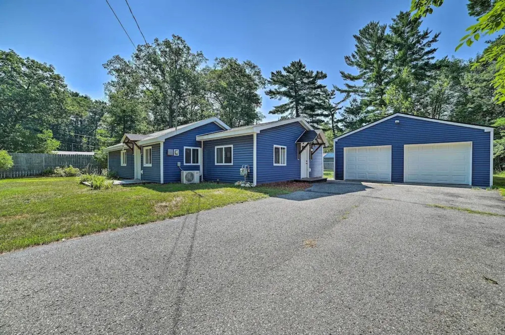 Prudenville Retreat w/ Yard ~ 1 Mi to Lake!