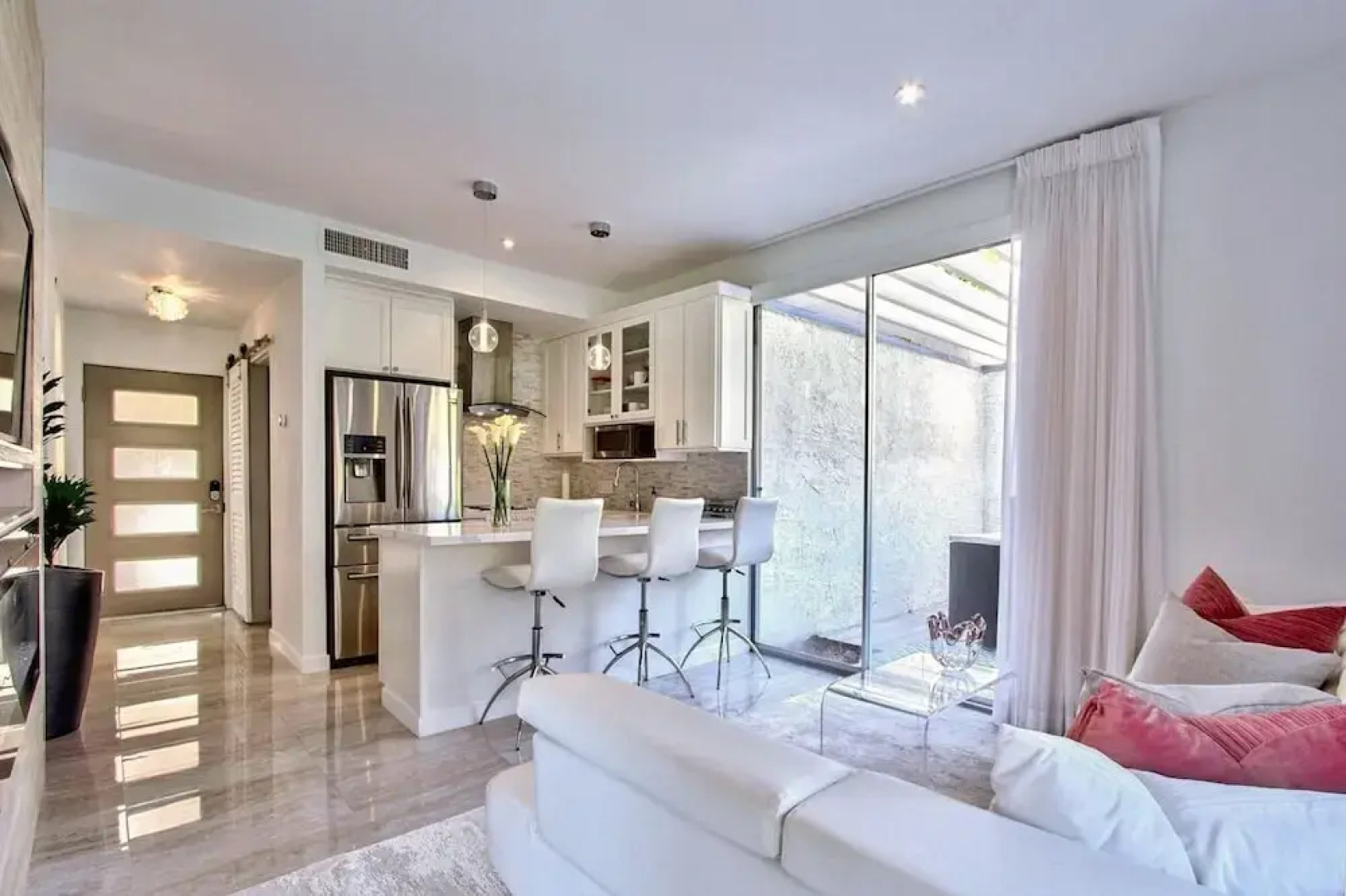 78155c37 1 Bedroom Condo