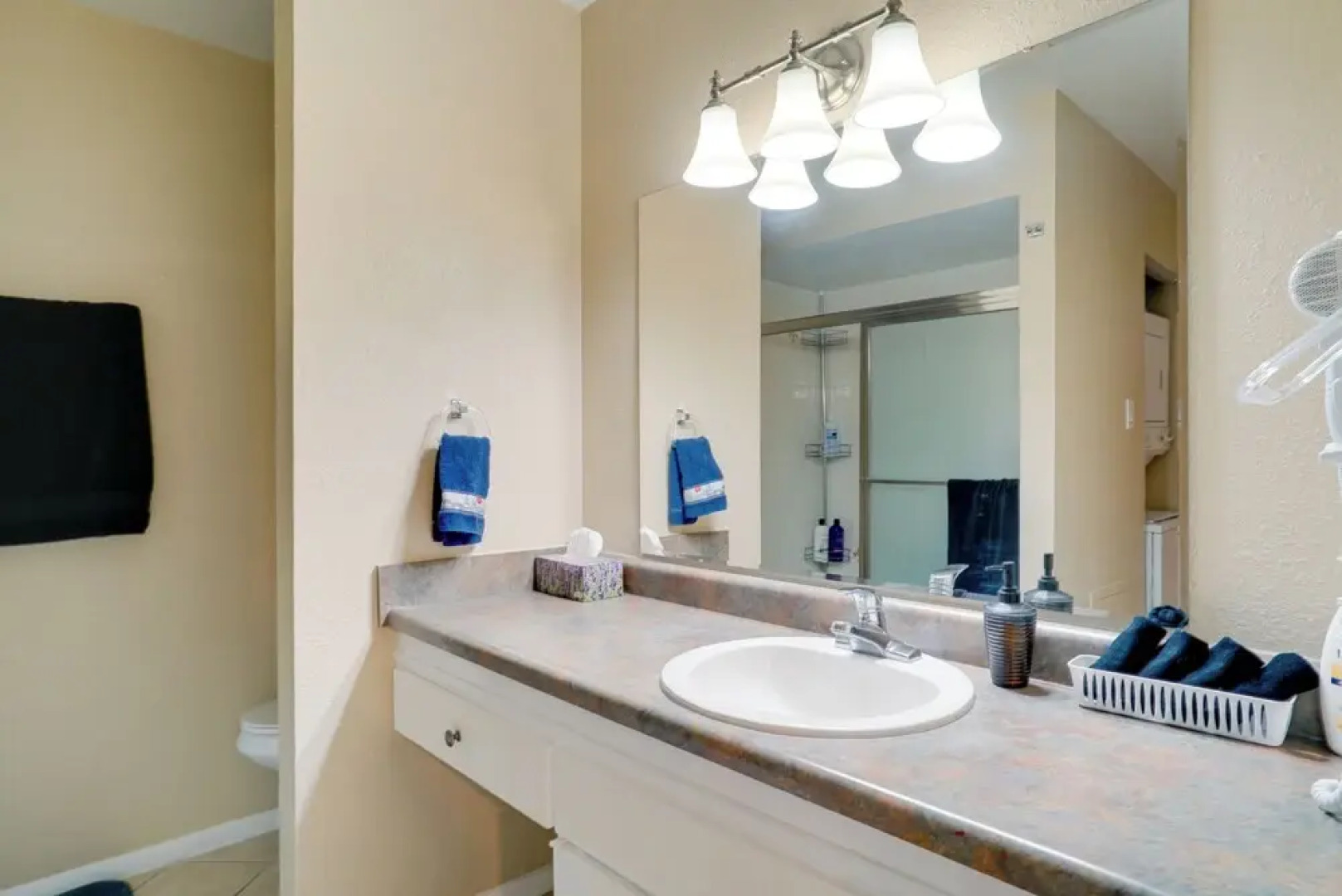 Cozy El Paso Condo w/ Patio ~ 7 Mi to Dtwn!