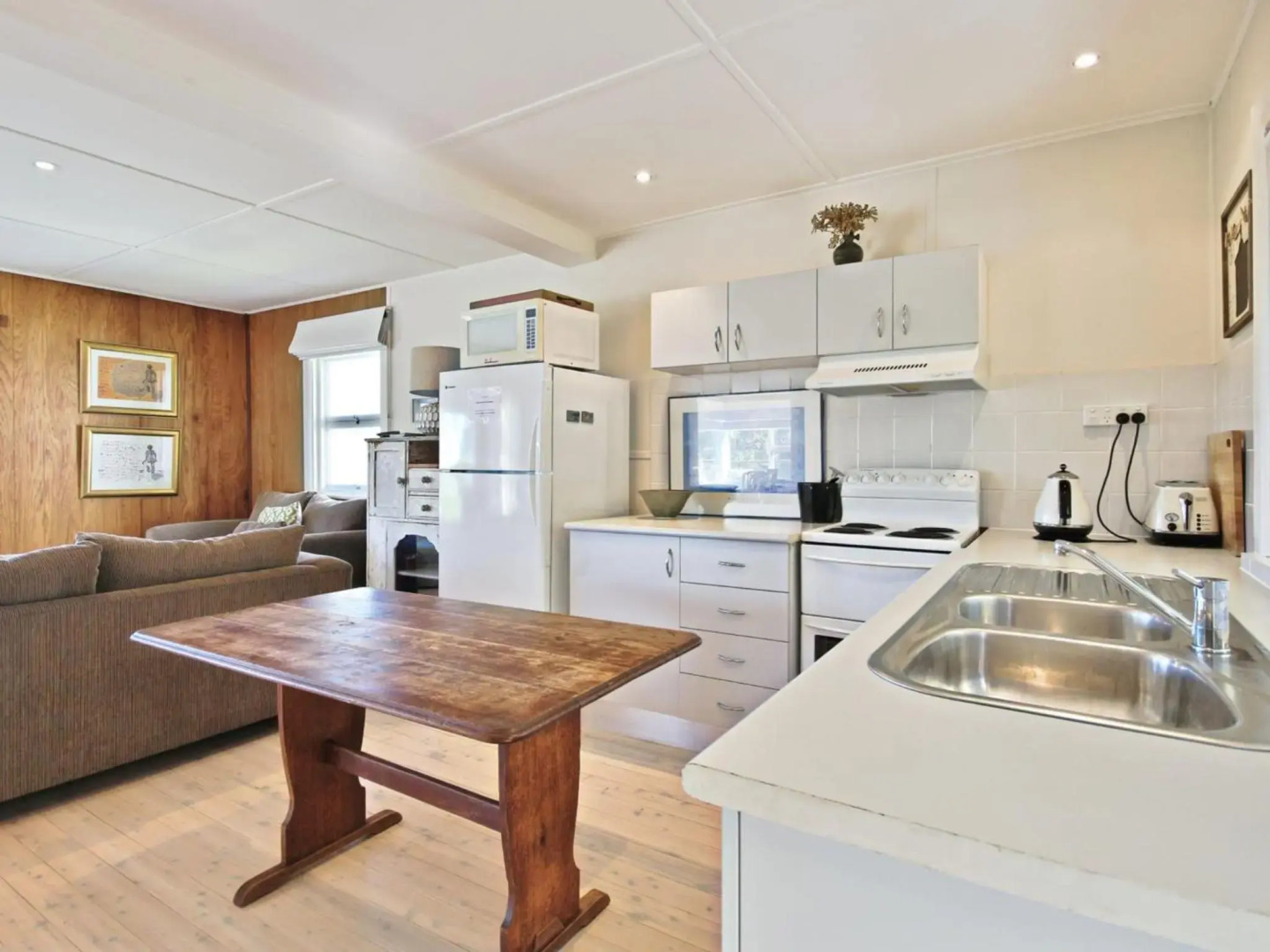 Acacia Cottage at Hyams 4pm Check Out Sundays