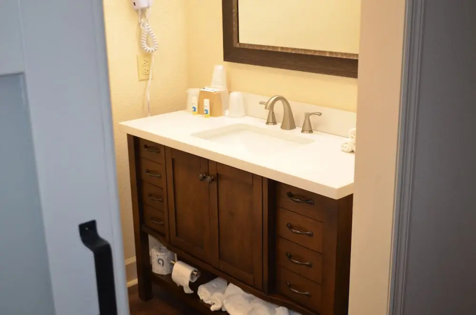 Brookshire Inn & Suites