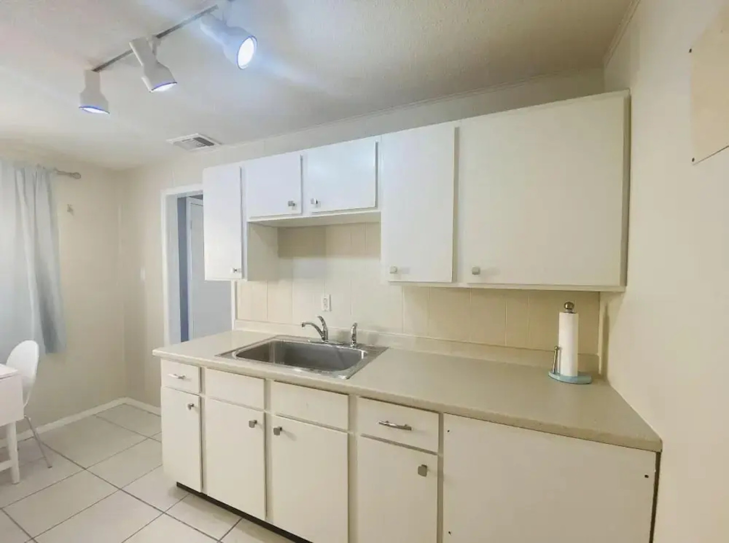 Studio With Full bed Near the Beach!!