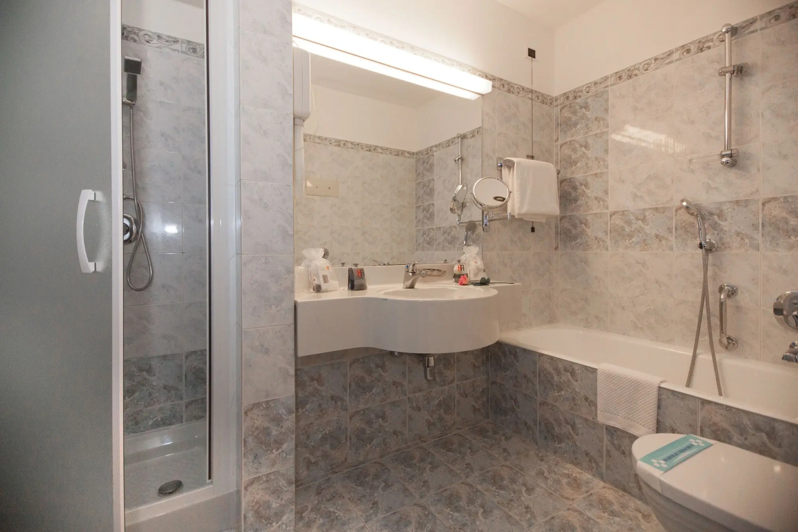 Отель IH Milano Ambasciatori